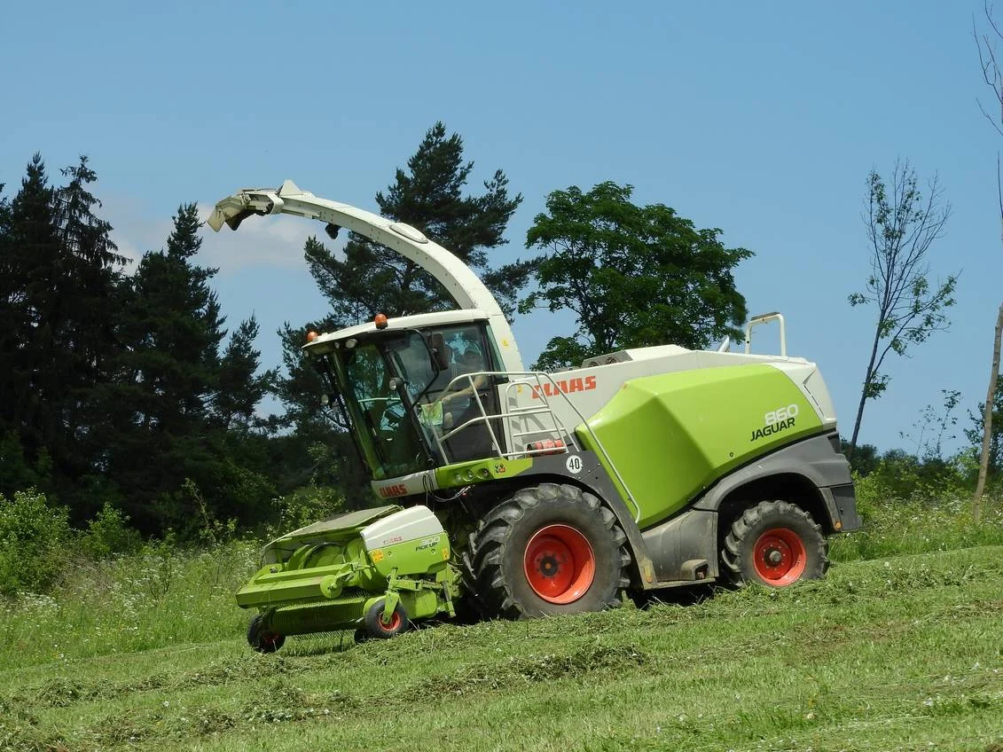 Poľnohospodárska technika a práce na farme